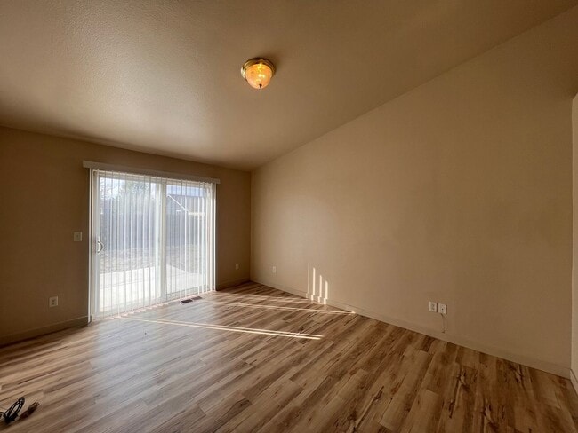 Building Photo - Cute 3 bedroom home Located in Donner Trails