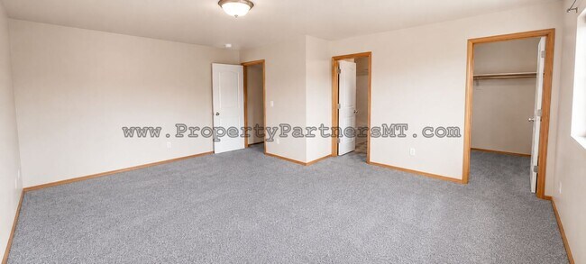 Building Photo - Very Nice 3 Bed 2.5 Bath Town house in River Rock Subdivision!