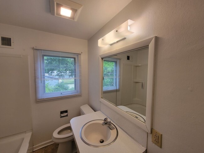 Building Photo - 4 bedroom 2 bath near campus!