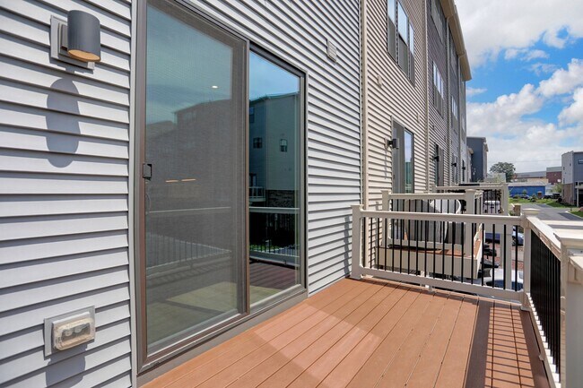 Building Photo - Luxury 4-Story Townhome with Rooftop Terrace!