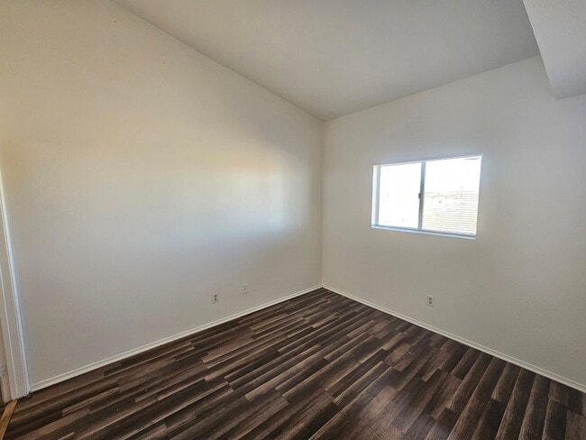Building Photo - Upstairs/ Spacious/ 2 bedrooms / 2 bathrooms