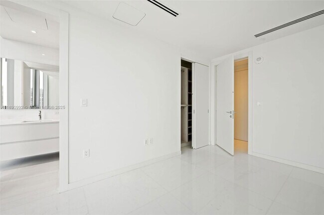 Building Photo - 300 Biscayne Blvd Way