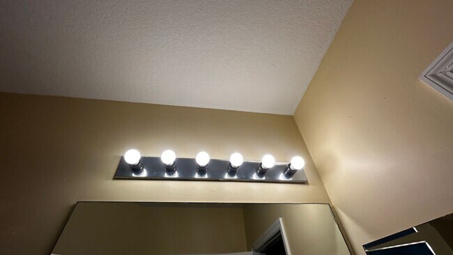 Building Photo - Charming Single-Family Home for Rent in Lehigh Acres