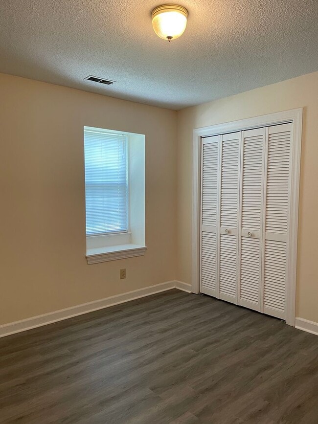 Building Photo - River Bend Rental