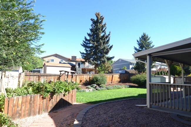 Building Photo - 4 Bed 3 Bath w/AC - Coming Soon! - MileSto...