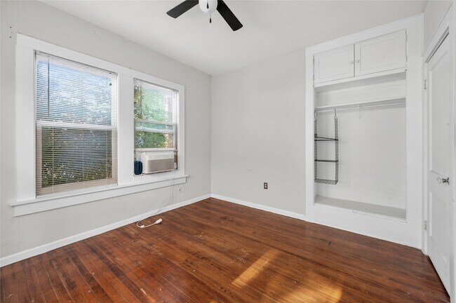 Building Photo - 907 W Gray St