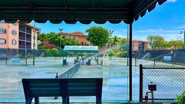 Building Photo - 670 Tennis Club Dr