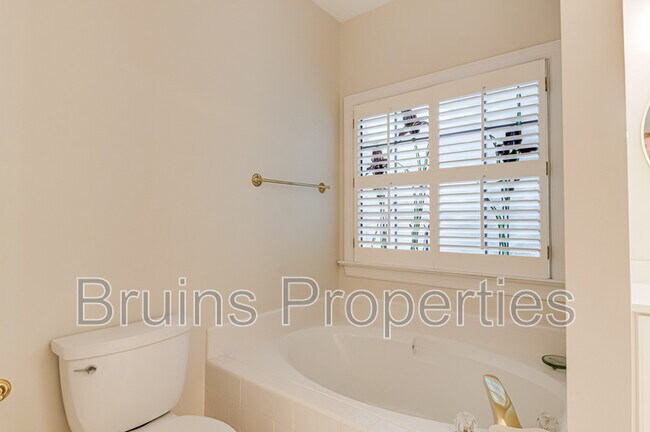 Building Photo - 8 Indigo Cove