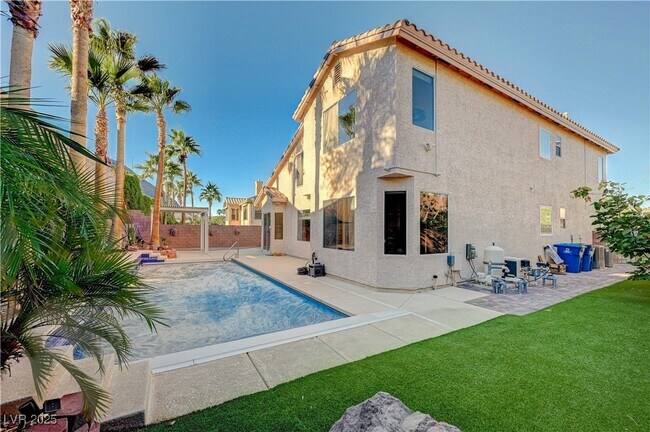 Building Photo - 57 Voltaire Ave