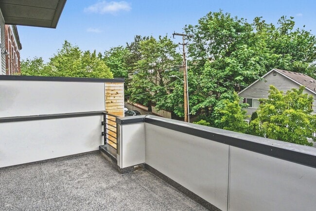 Building Photo - AVAILABLE AUGUST 14th! Modern Townhome w/ Private Balcony, AC, & Reserved Parking in Central Area