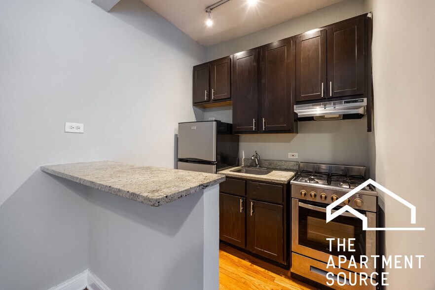 Building Photo - 4614 N Paulina St