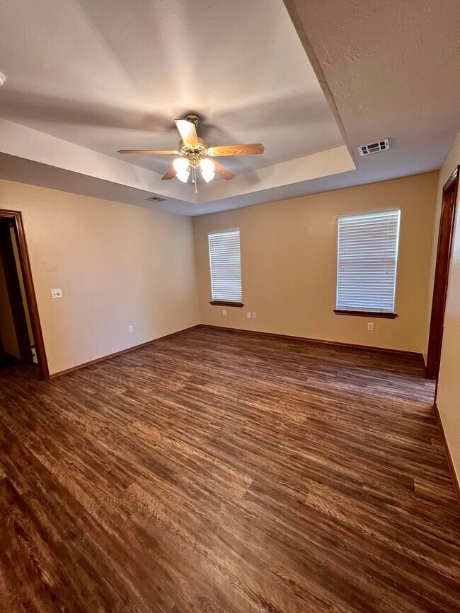 Building Photo - Beautifully Updated 3 Bedroom, 2 Bath Home with two Bonus Spaces!