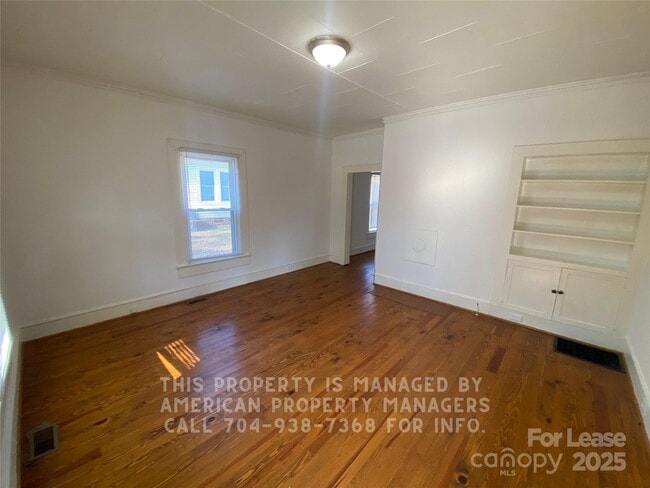 Building Photo - 605 E 10th St