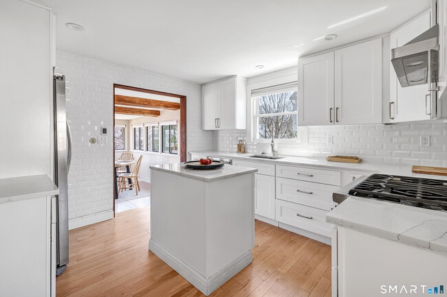 Building Photo - 855 Riverside Dr