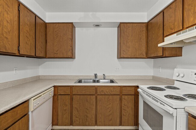 Building Photo - Charming townhome centrally located with great access to the Greenbelt and BSU!