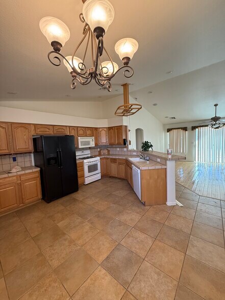 Building Photo - 2968 La Paloma Dr