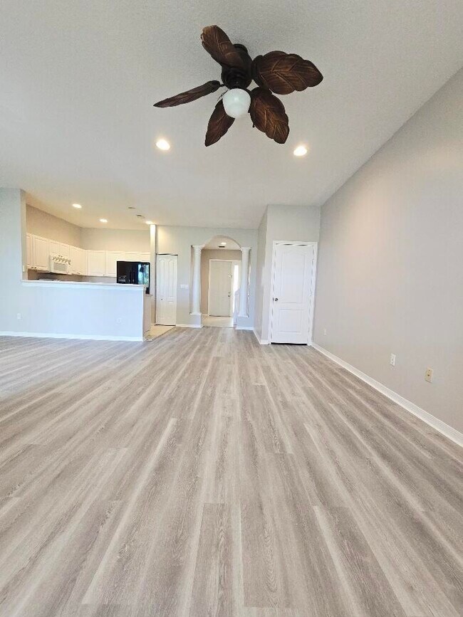 Building Photo - 329 River Bluff Ln