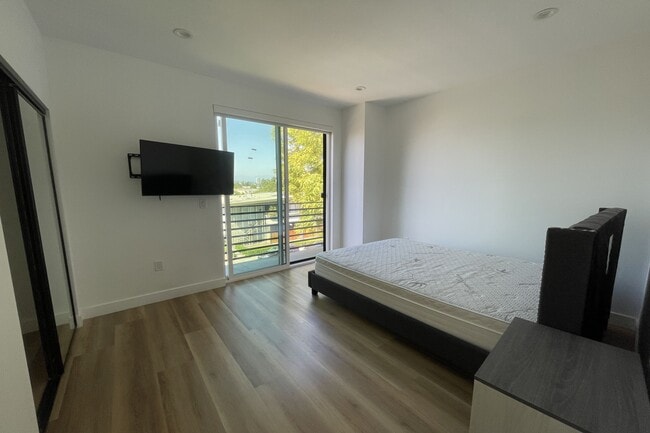 Building Photo - 8662 Cadillac Ave