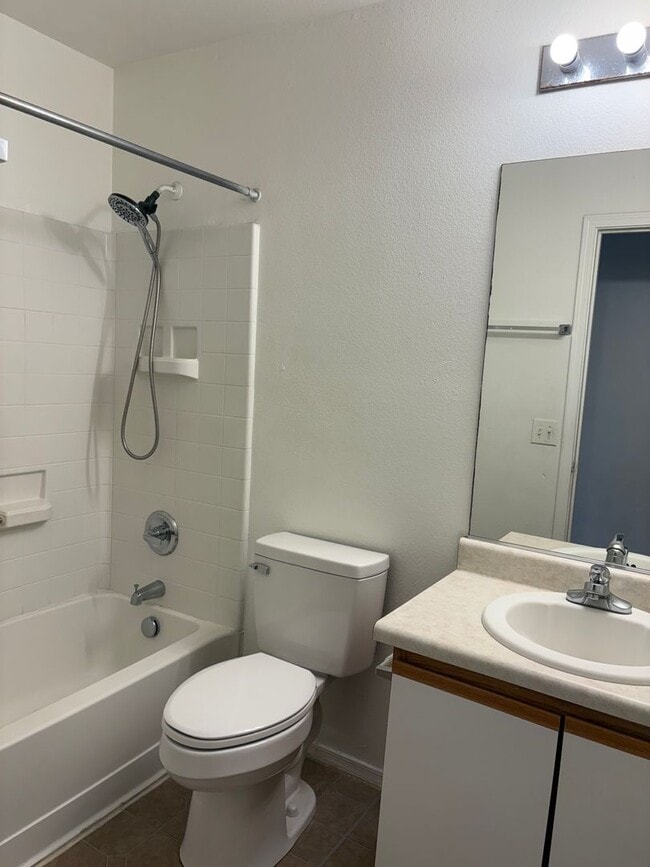 Building Photo - Charming 3/2 SFR Home