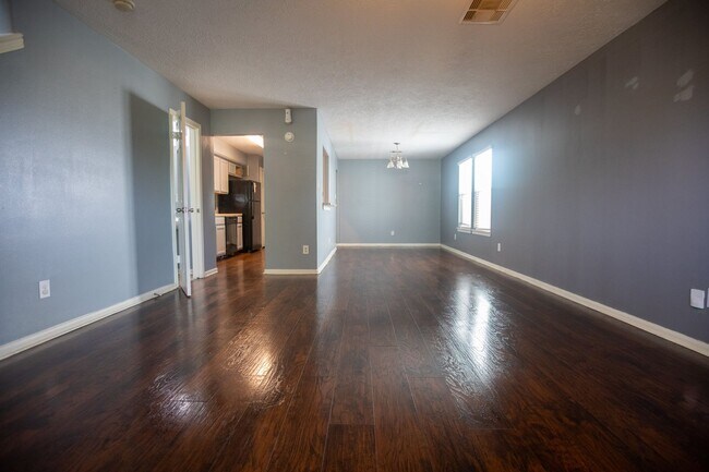 Building Photo - Style, Comfort & Location—The Perfect Hous...