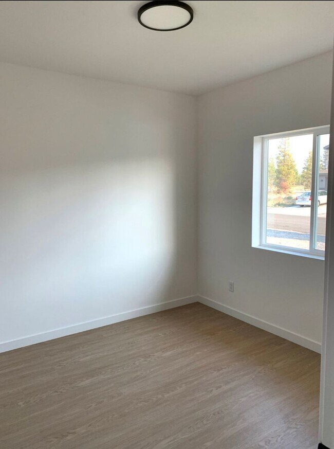 Building Photo - Newer cute bungalow in La Pine OR