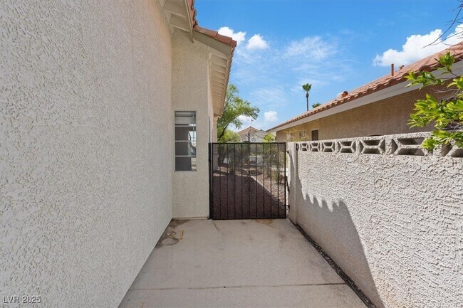 Building Photo - 1817 Tropical Breeze Dr