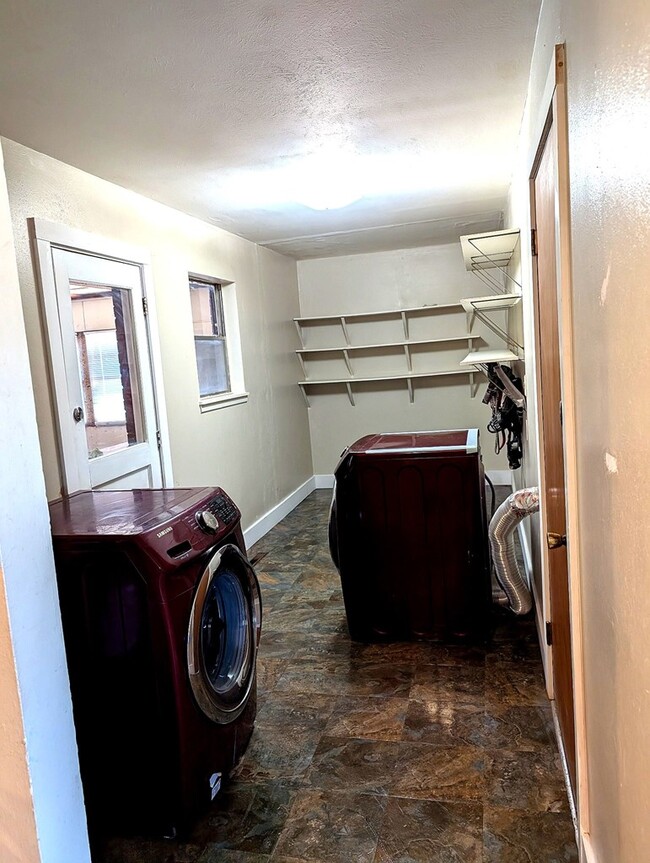 Building Photo - 1202 Douglas Dr