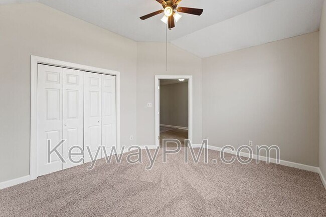 Building Photo - 633 Ventana Dr