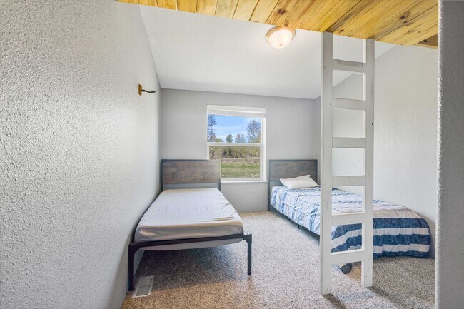 Building Photo - Short term leases available: 3 bed 2 bath ...