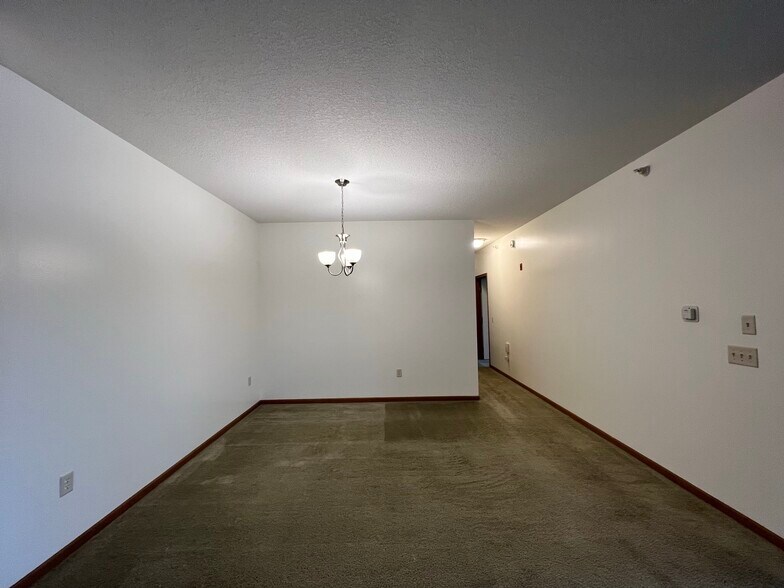 Building Photo - 2103 Silver Bell Rd