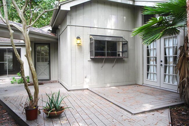 Building Photo - 12029 Acorn Oak St