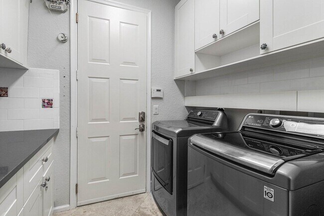 Building Photo - 4675 Manderly Dr