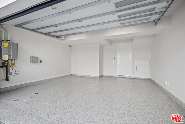 Building Photo - 3232 S Barrington Ave