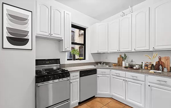 Building Photo - 32 E 38th St
