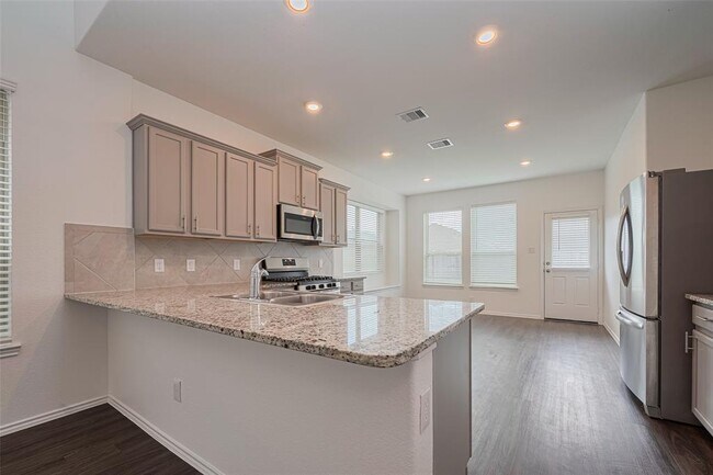 Building Photo - 18414 Hilltop Climb Dr