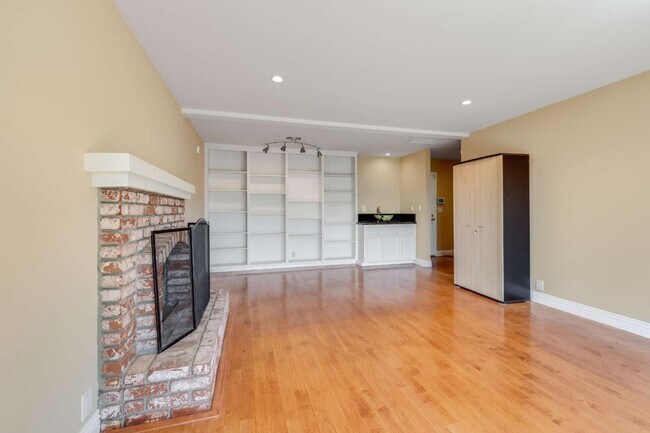 Building Photo - 208 Crestview Dr