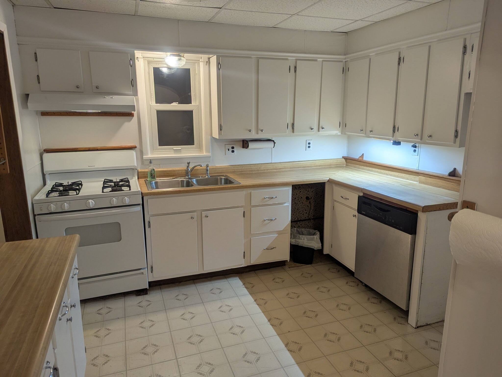 kitchen - 8 Charles Ave