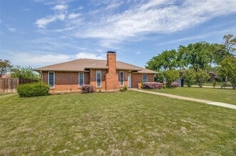 Building Photo - 900 Hillside Ln