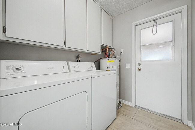 Building Photo - 10454 W Palmeras Dr