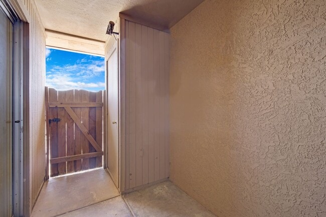 Building Photo - Private 2/2  Unit • Quiet Community • Prime North Phoenix Location
