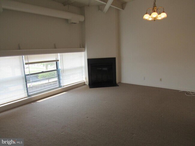 Building Photo - 3 N Christopher Columbus Blvd