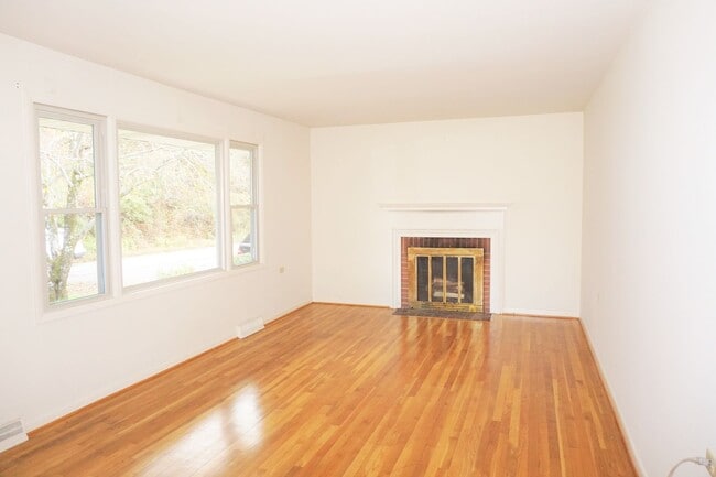 Building Photo - North Garden area/ single family home - Enjoy Country Living only 10 minutes to UVA