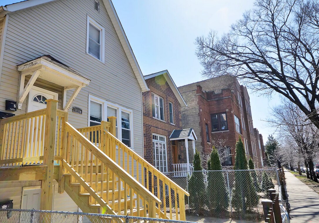 Building Photo - 3047 N Troy St