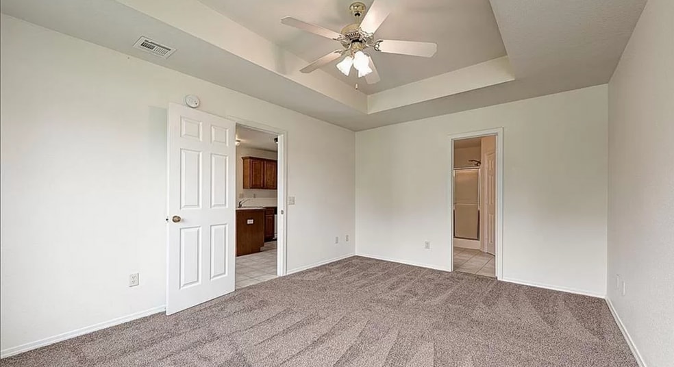 Building Photo - 400 Sun Meadow Dr