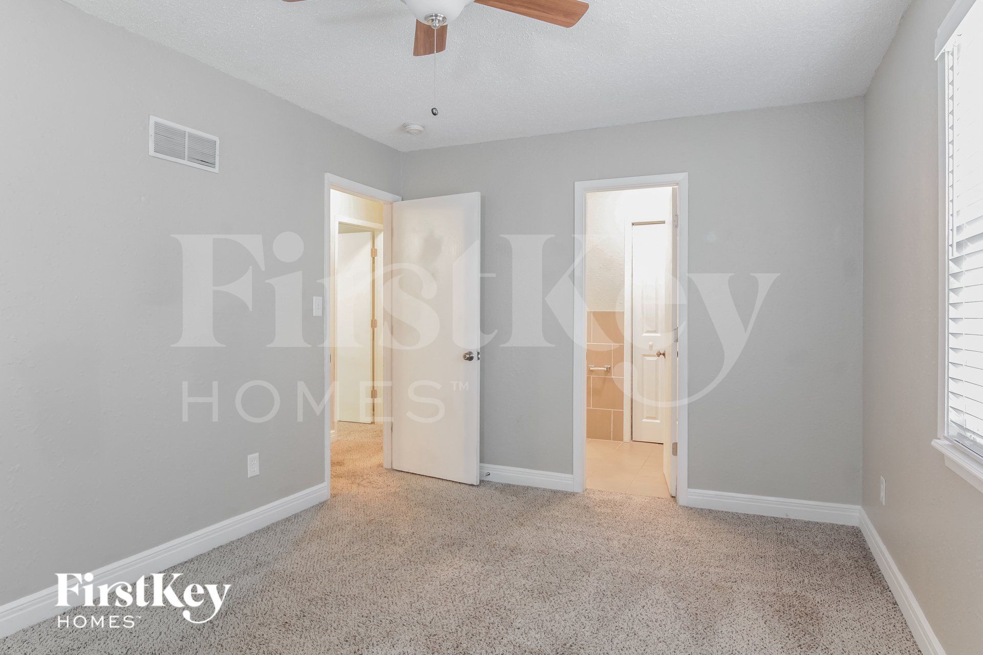 Building Photo - 717 NE Westwind Dr