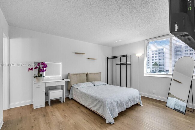 Building Photo - 9125 SW 77th Ave