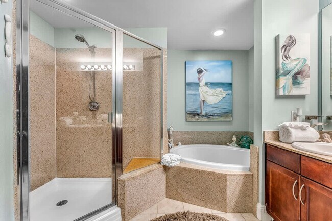 Building Photo - 9902 S Thomas Dr