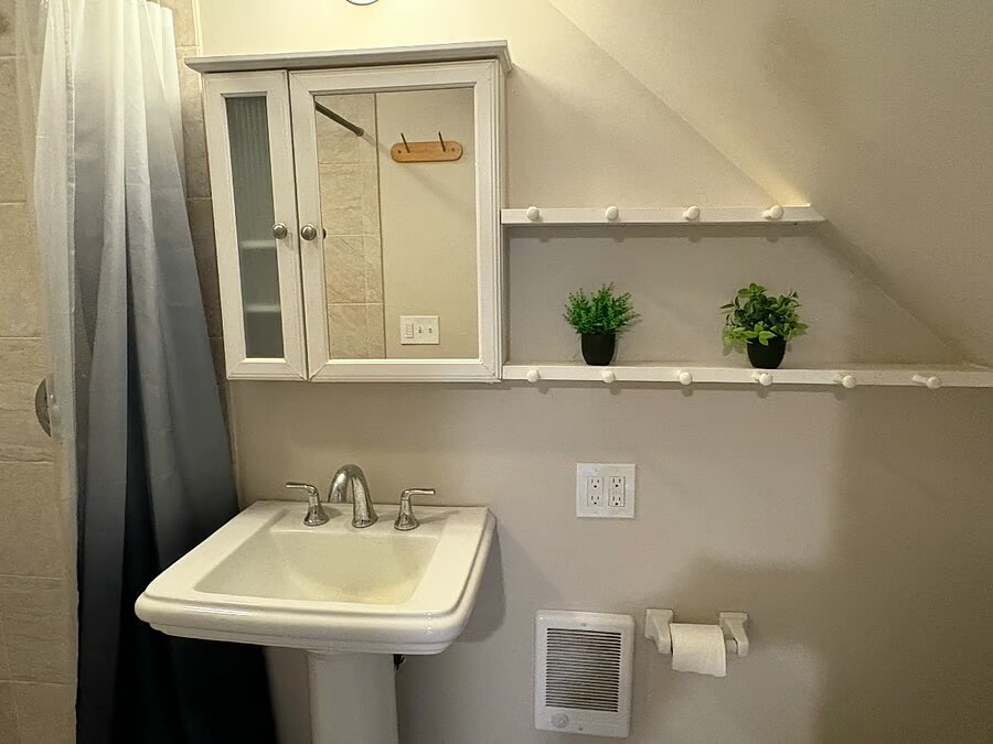 Building Photo - 6021 NE Milton St