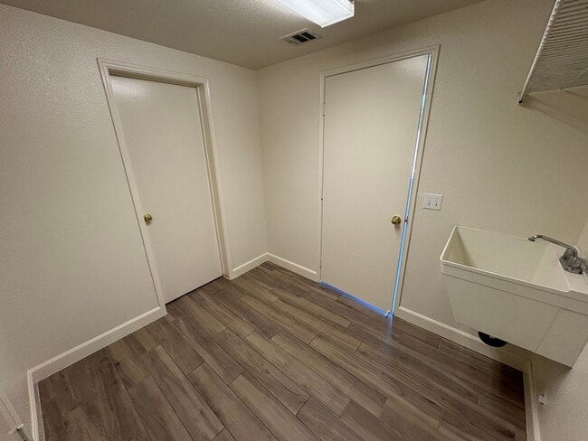 Building Photo - 2 Story Home Near Shopping Center Rent Ready!