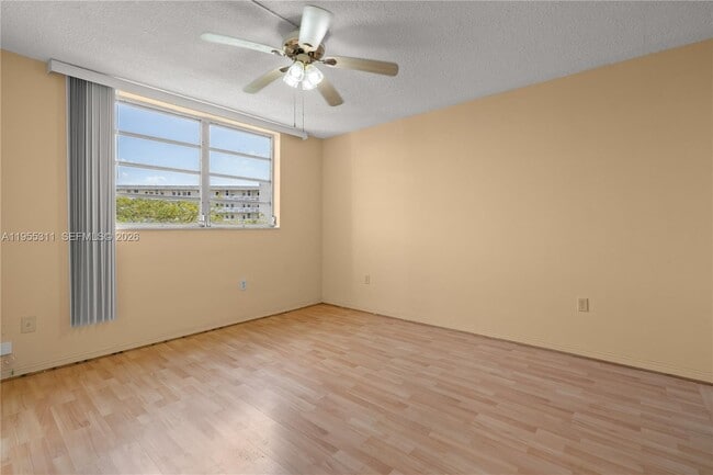 Building Photo - 2930 Point E Dr